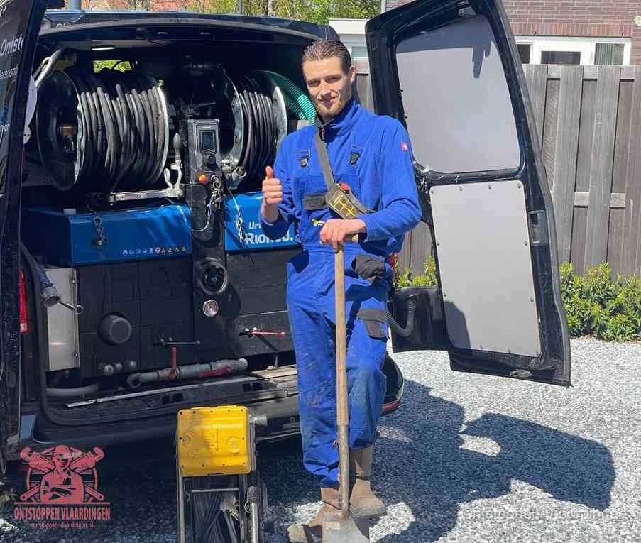 Een tevreden monteur met opgestoken duim na een geslaagde klus, slim ingrijpen bespaart kosten bij een verstopte wc in Vlaardingen