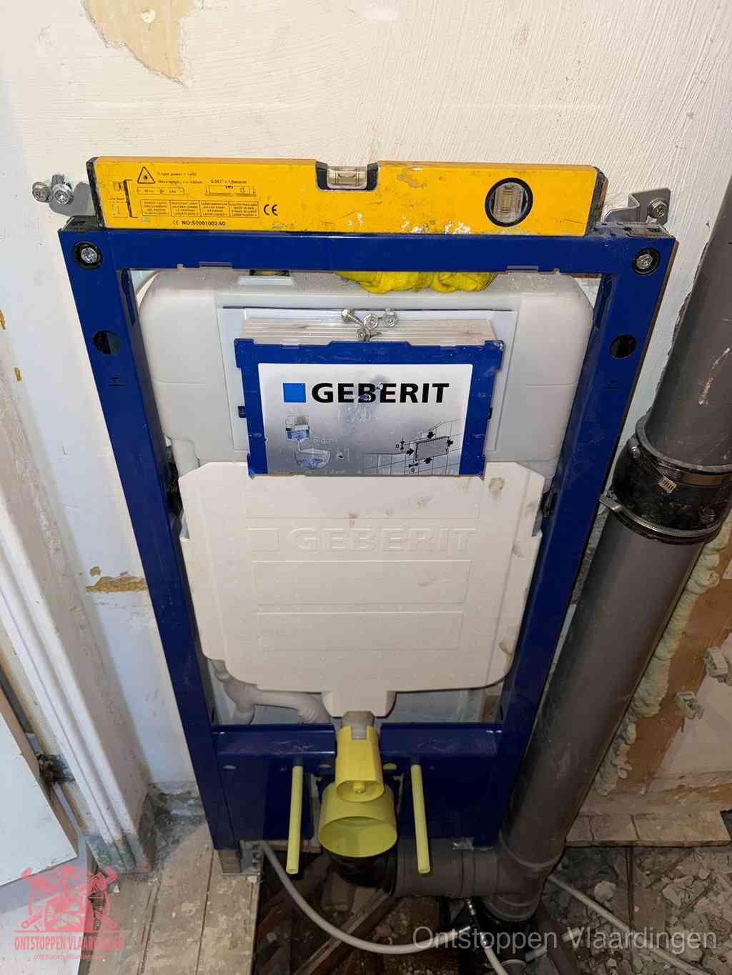 Een Geberit inbouwreservoir met frame voor een hangtoilet tegen de wand, met de afvoerbocht naar de vloer, kenmerkend voor een verstopt hangtoilet in Vlaardingen