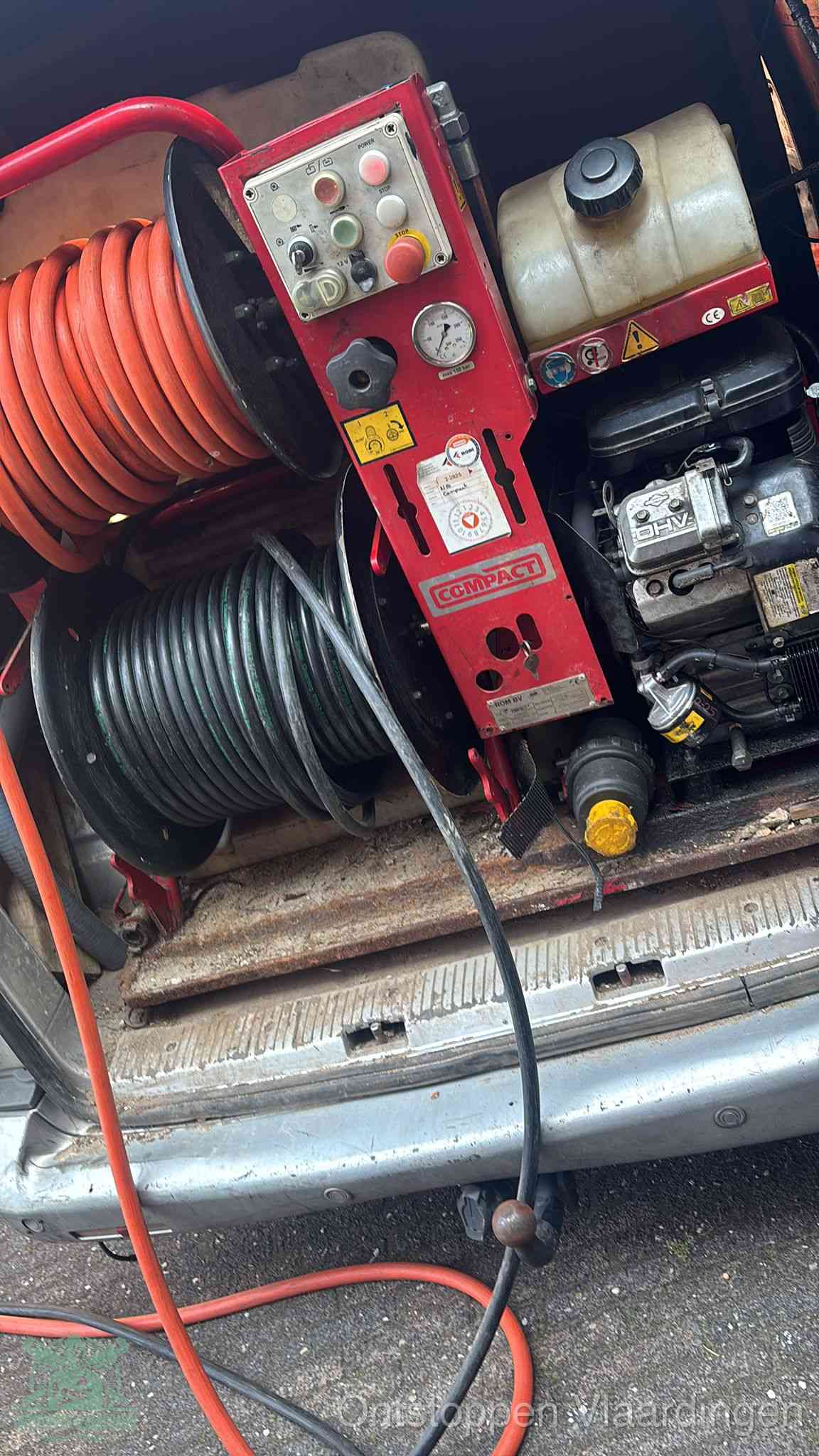 Een rood hogedruk-rioolreinigingstoestel in de laadbak van de bedrijfsbus, apparatuur voor een hardnekkige afvoerverstopping in Vlaardingen