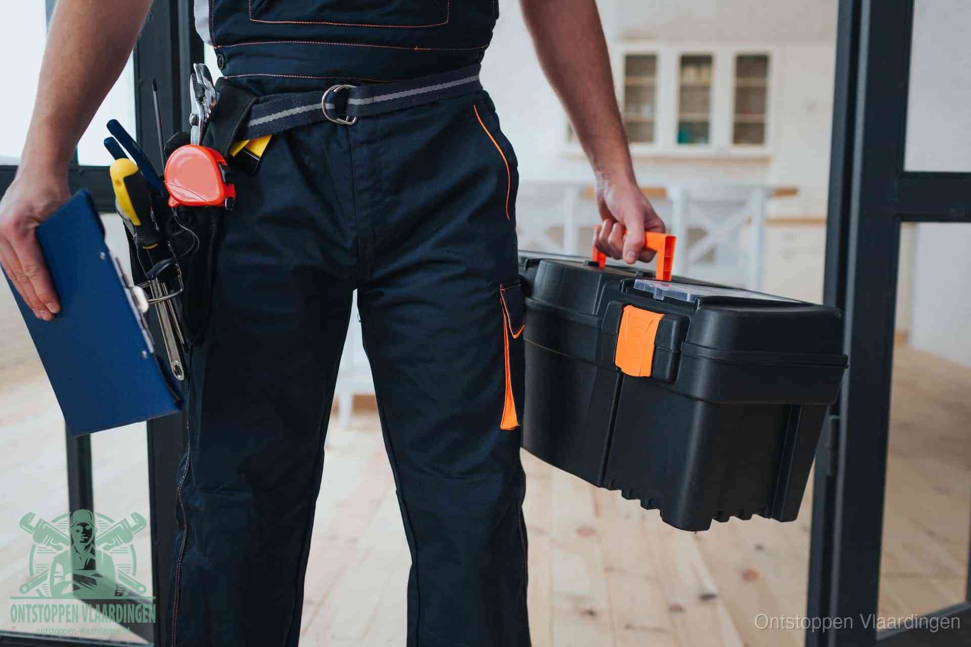 Een monteur met gereedschapsriem en klembord, klaar om een transparante prijs voor het afvoer ontstoppen in Vlaardingen te geven