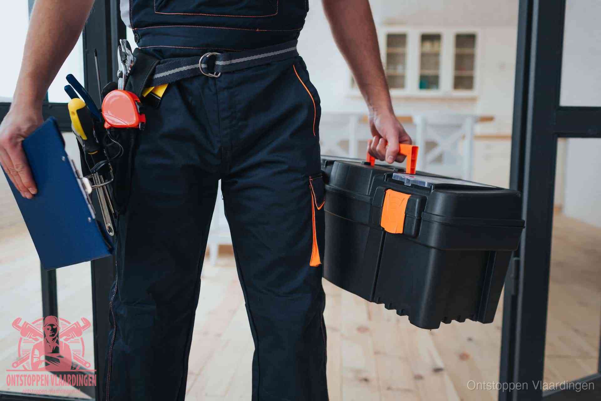 Een monteur met gereedschapsriem en klembord, klaar om een transparante prijs voor het wc ontstoppen in Vlaardingen te geven