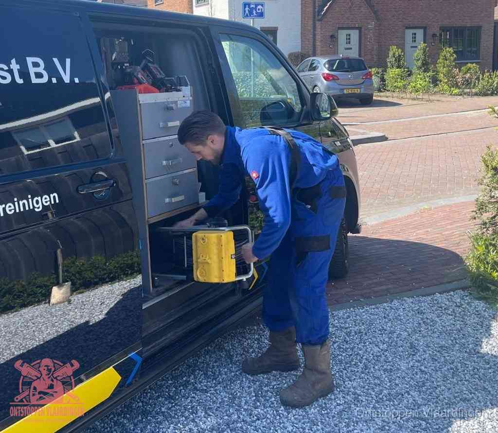 Een monteur pakt apparatuur uit de bedrijfsbus voor service aan huis, het moment om een professional in te schakelen voor een verstopte wc in Vlaardingen