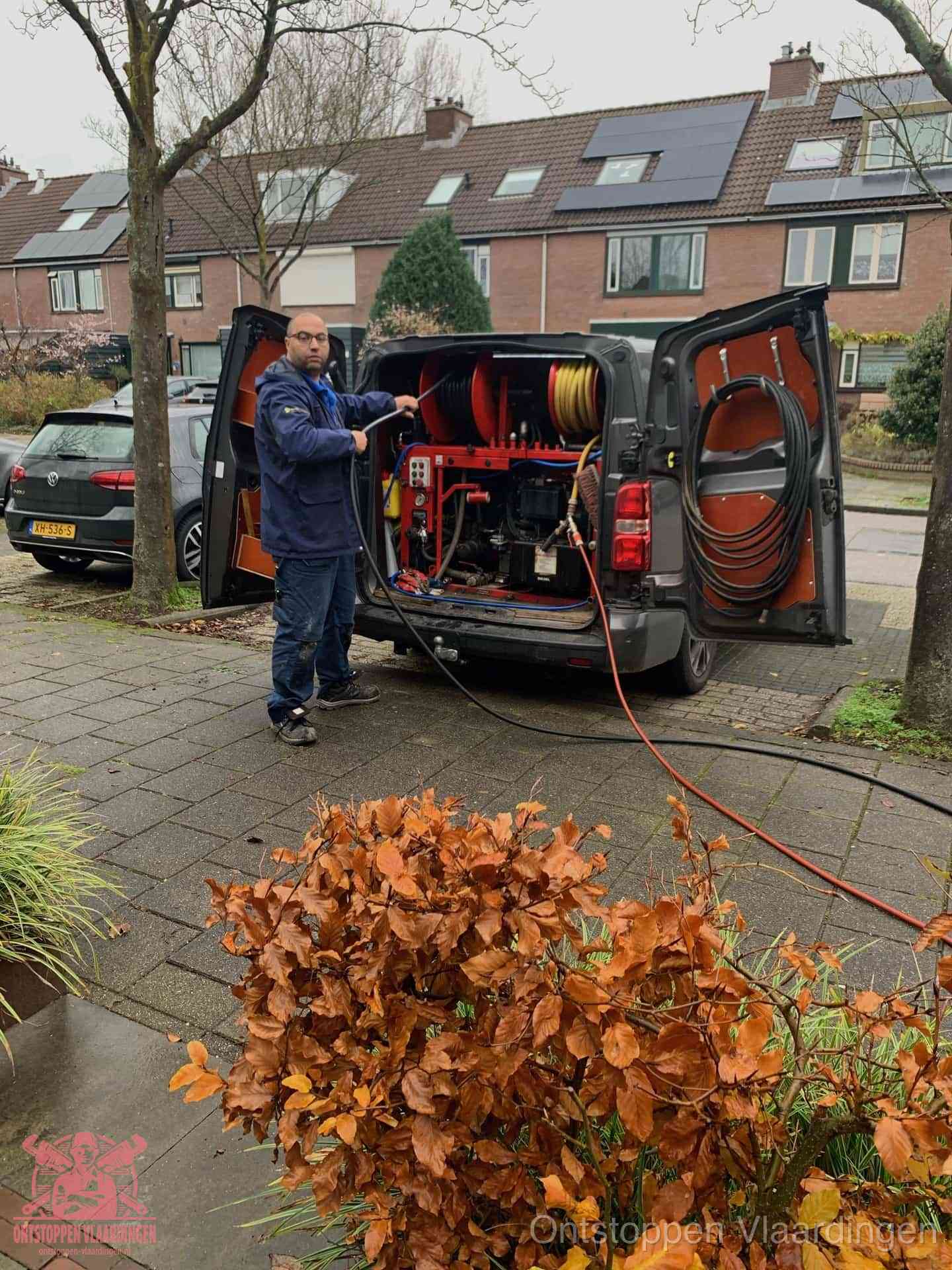 Rioolservice in de wijk in Vlaardingen