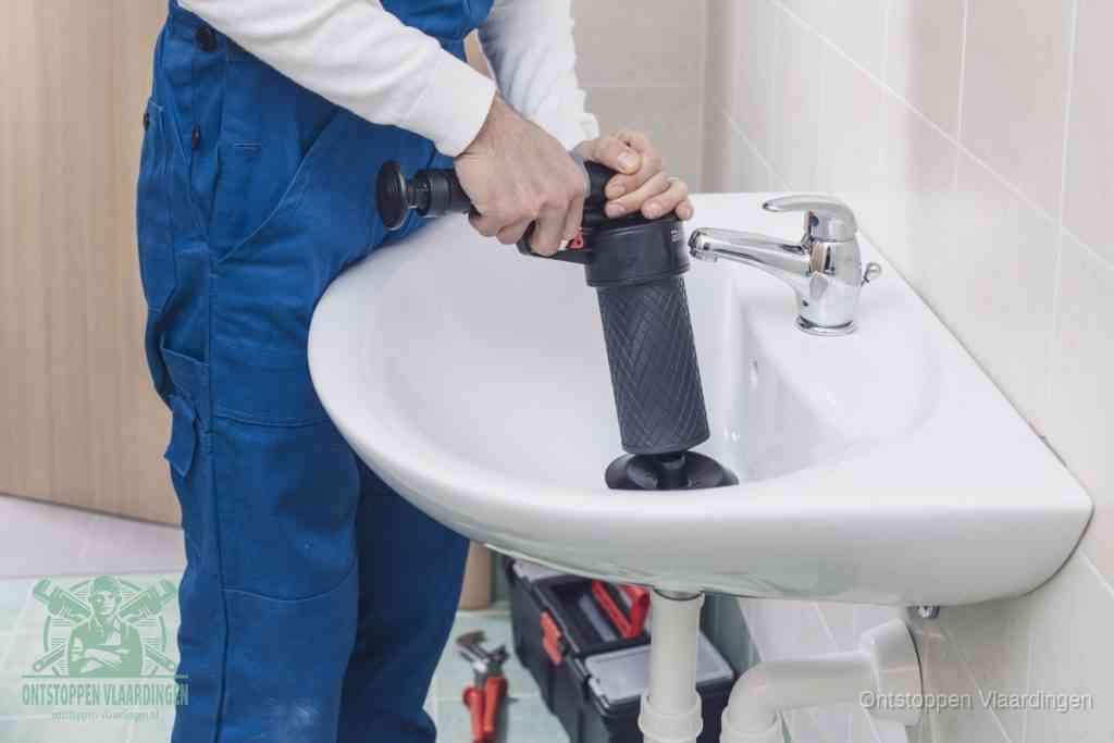 Een te ruwe doe-het-zelf poging met een hand-pomp op de afvoer van een badkamer-wastafel, een van de veelgemaakte fouten bij afvoer ontstoppen in Vlaardingen