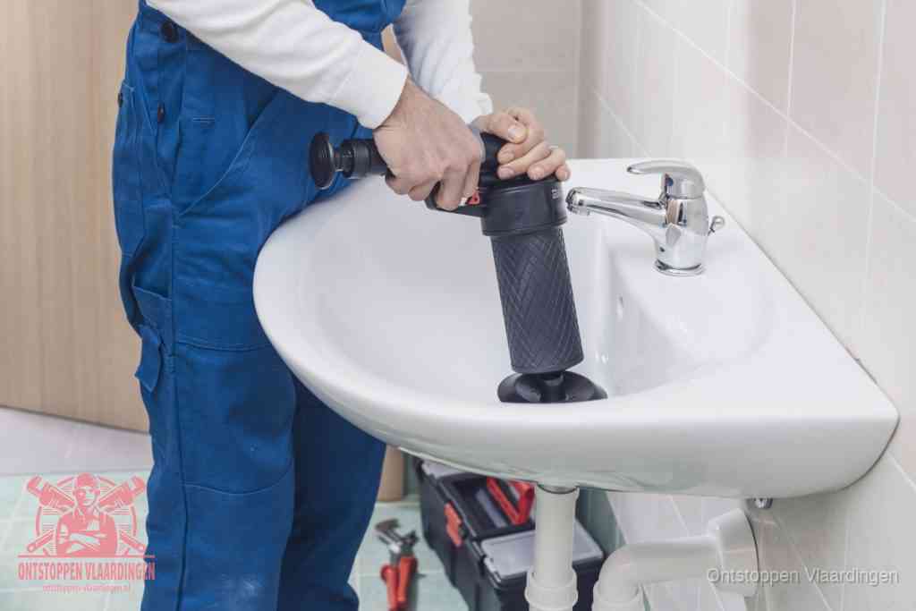 Een te ruwe doe-het-zelf poging met een handmatige perslucht-ontstopper op een sanitair-afvoer, een van de veelgemaakte fouten bij wc ontstoppen in Vlaardingen