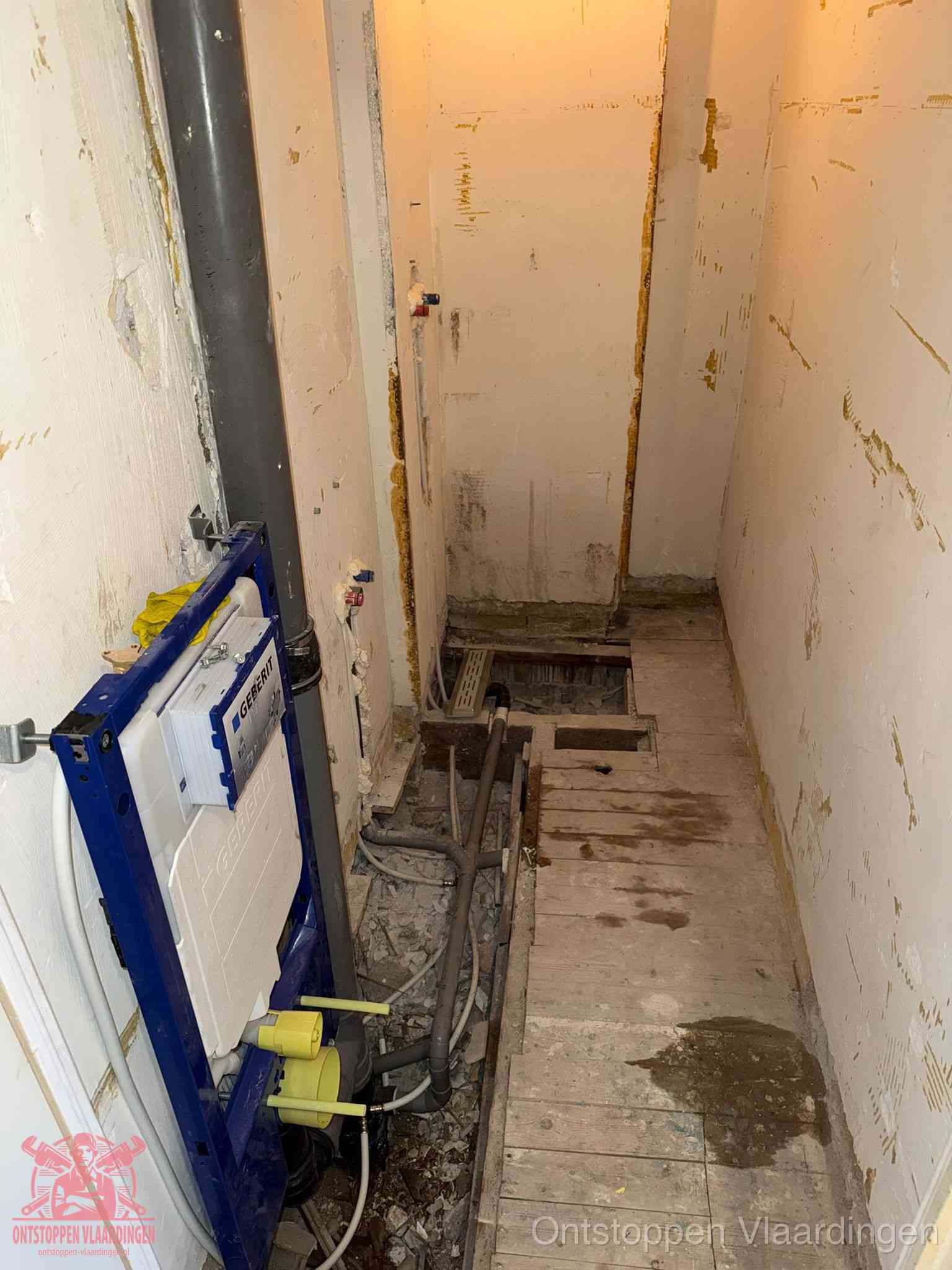 Een opgebroken toiletruimte tijdens renovatie met een Geberit inbouwreservoir en blootliggende oude afvoerleidingen, typisch voor oudere woningen in Vlaardingen
